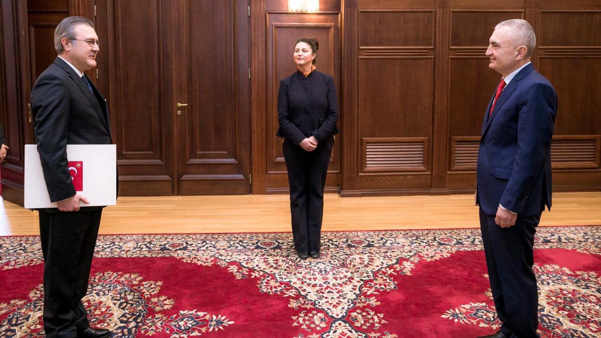 Murat Ahmet Yörük_güven mektubunu sundu_ilir meta.jpg
