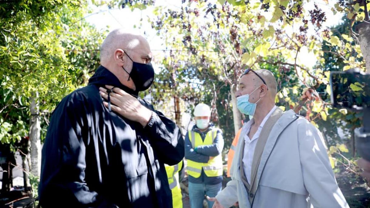 Arnavutluk_korona_maske kullanımı_Edi Rama_vatandaş.jpg