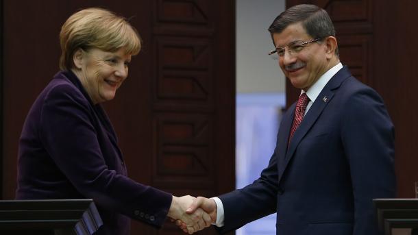 Telefonon tárgyalt Davutoğlu és Merkel