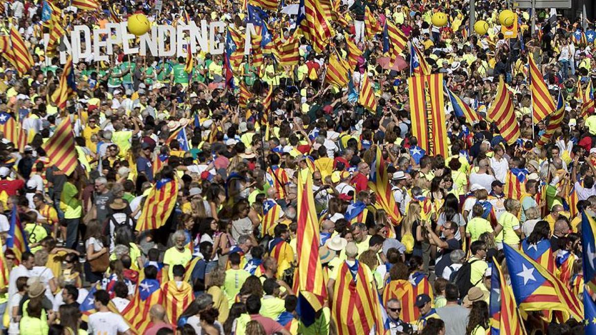西班牙加泰罗尼亚人举行独立游行