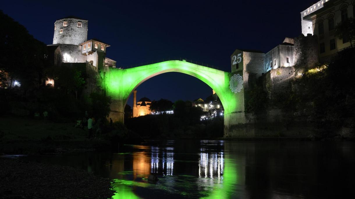 Mostar: Cvet Srebrenice na Starom mostu