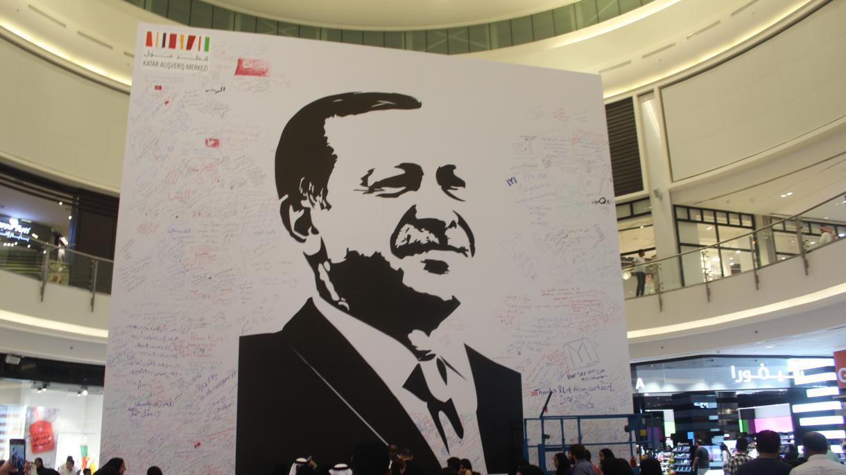 Poster gigante del presidente Erdogan en un centro de compras en Doha, la capital qatarí
