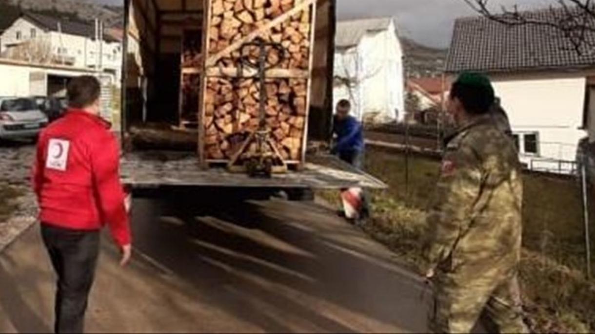 Түркия Босния Герцеговинага отун, азык - түлүк жана планшет жардам берди
