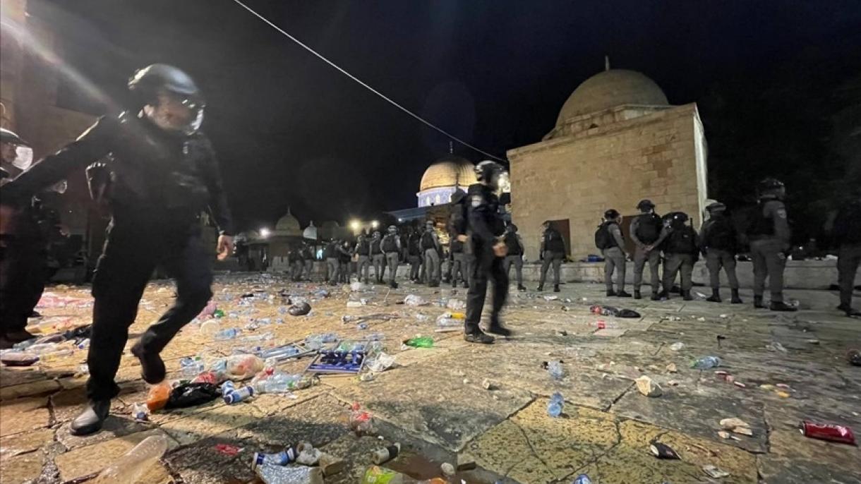 اسرائیلی پولیس کی طرف سے مسجد اقصیٰ میں عبادت میں مصروف مسلمانوں پر حملہ
