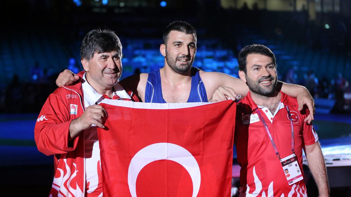 土耳其摔跤选手夺得欧洲冠军