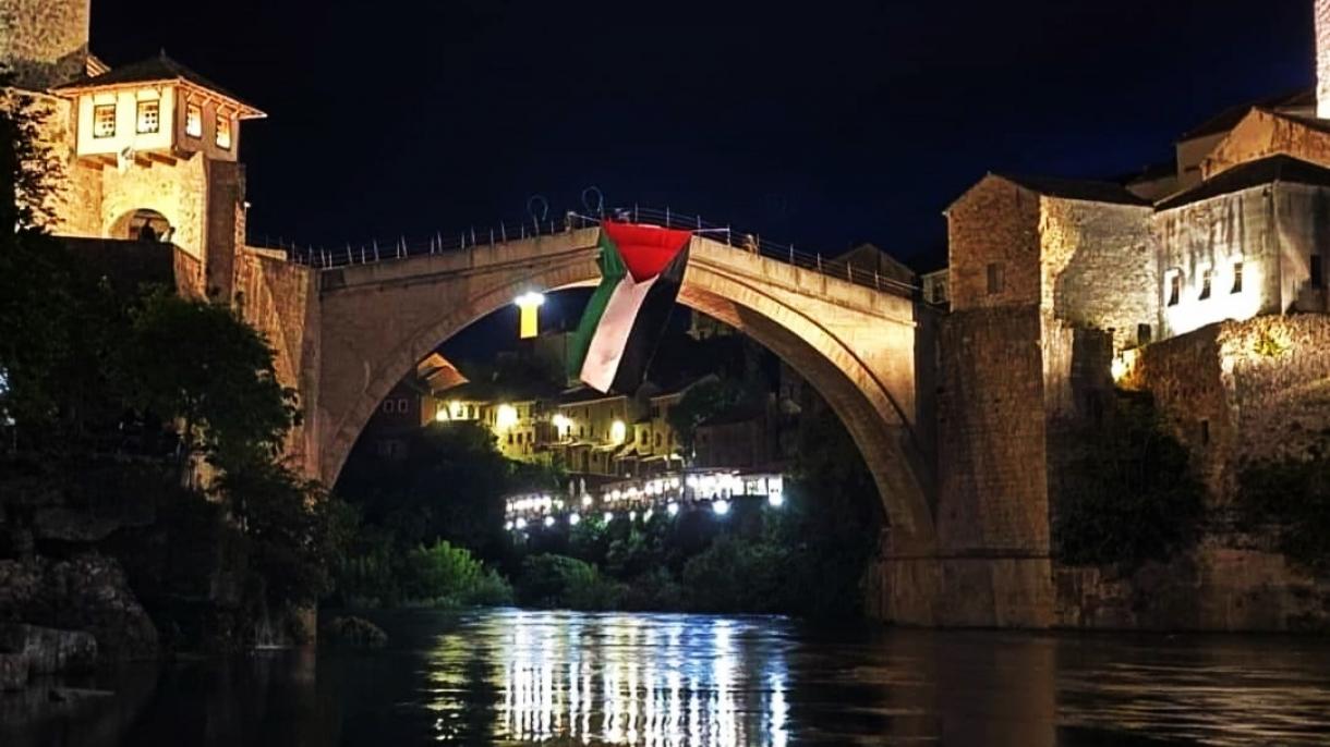 U Mostaru u znak solidarnosti sa palestinskim narodom grupa građana okačila zastavu Palestine na Sta