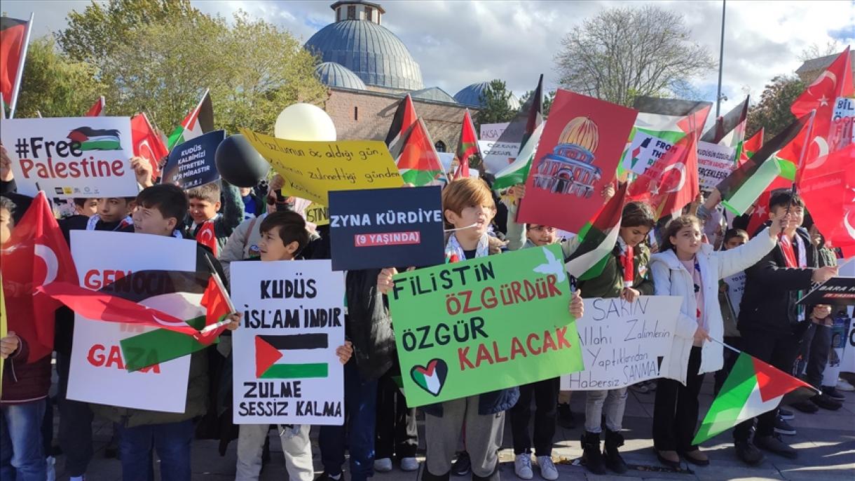 گروهی دانش‌آموز در شهر قونیه ترکیه برای حمایت از کودکان فلسطینی تجمع کردند