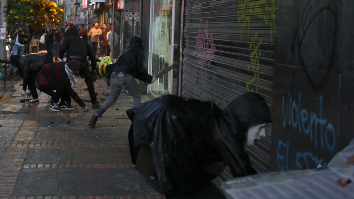 Los disturbios estudiantiles en Colombia dejan policías heridos