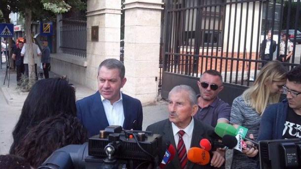 shpetim idrizi - proteste ne tirane knder Kotzias.jpg