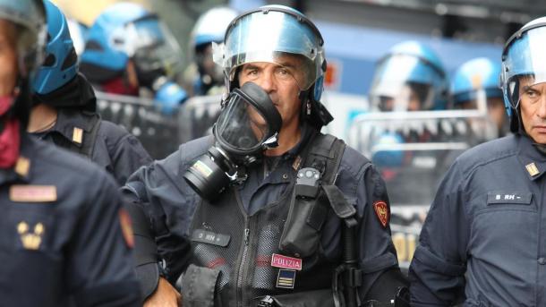 Polizia usa lacrimogeni e idranti in protesta anti-Renzi a Napoli
