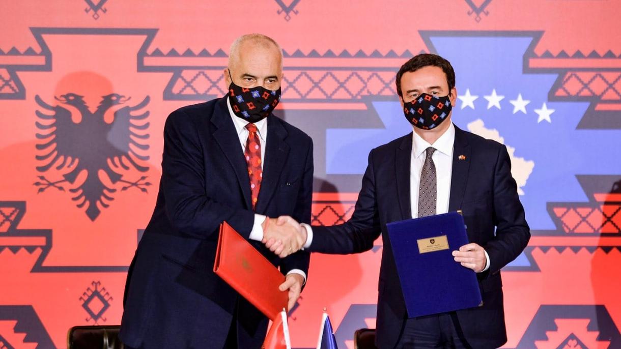 Arnavutluk-Kosova Ortak Bakanlar Kurulu Toplantısı_4_Edi Rama-Albin Kurti_imza.jpg