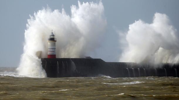 برطانیہ میں  تیز آندھی و طوفان نے  روز مرہ  کی  زندگی کو متاثر کیا ہے