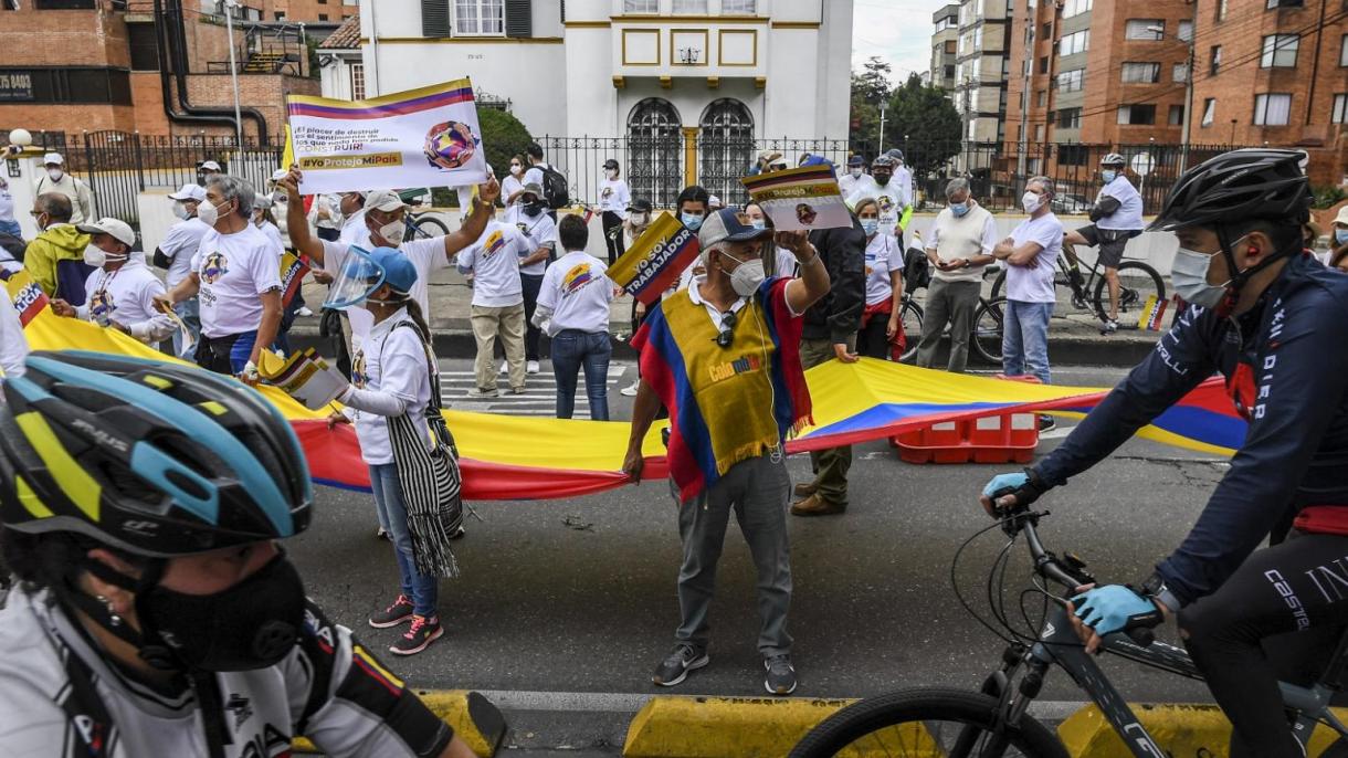 Casi medio centenar de muertos en más de un mes de protestas masivas en Colombia