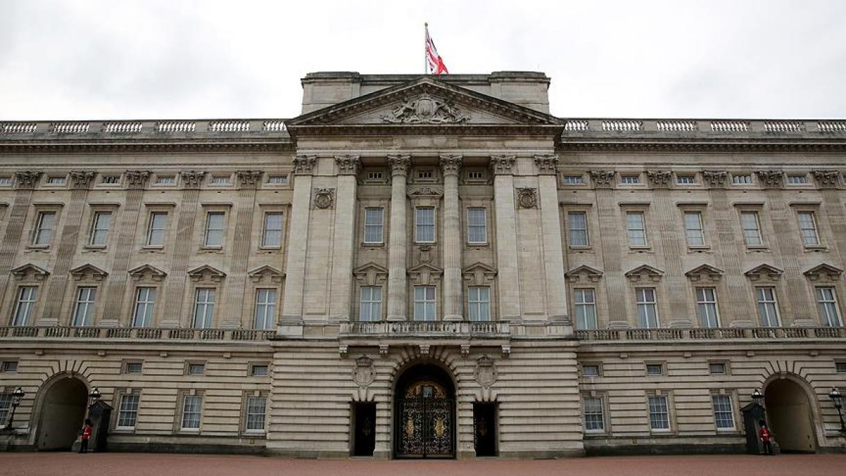 英国伦敦白金汉宫外男子持刀袭警被捕
