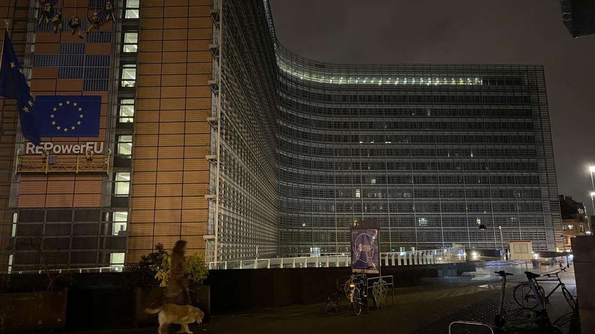 NATO e UE spengono le luci per l'Ucraina