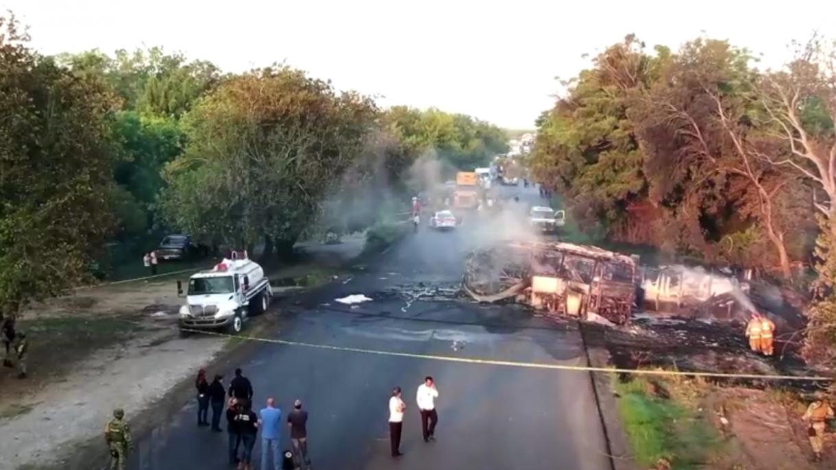 میکسیکو:مسافر بس آئل ٹینکر سے ٹکرا گیا،18 افراد ہلاک