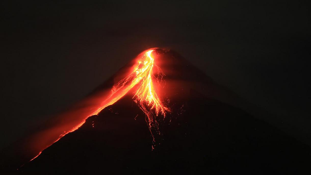 马荣火山继续喷发 火山泥流会持续数月
