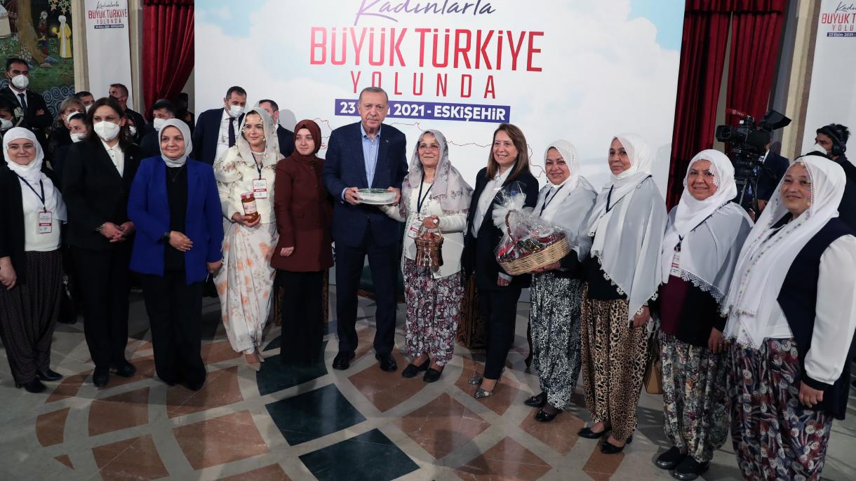 اردوغان: مسافتی که زنان ما در عرصه آموزش و تولید طی کرده‌اند، بیانگر یک موفقیت تاریخی است