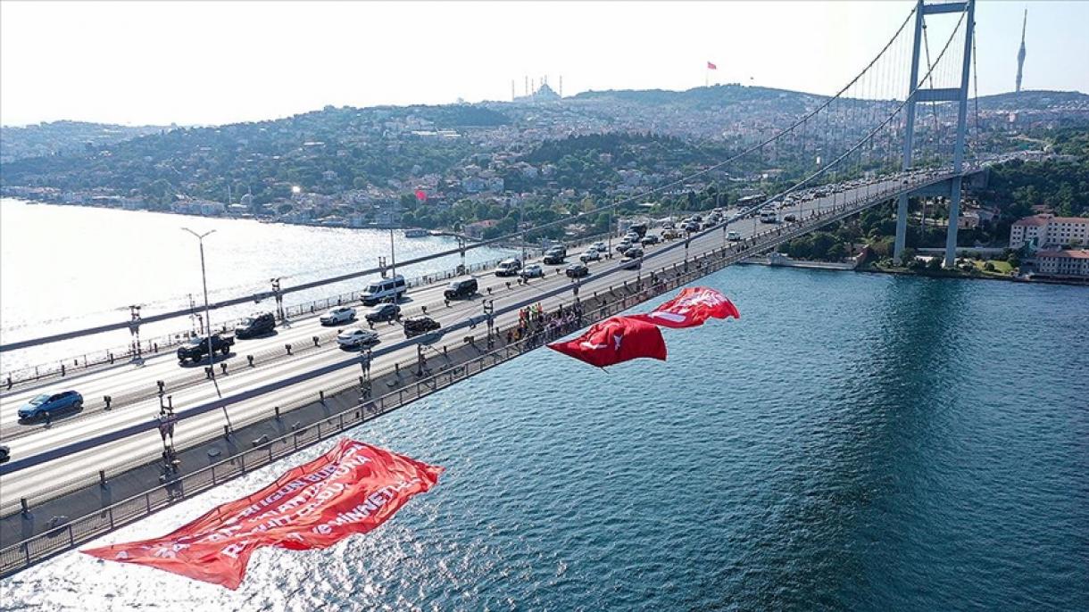اهتزاز بیرق تورکیه بر روی پل شهدای 15 جولای استانبول