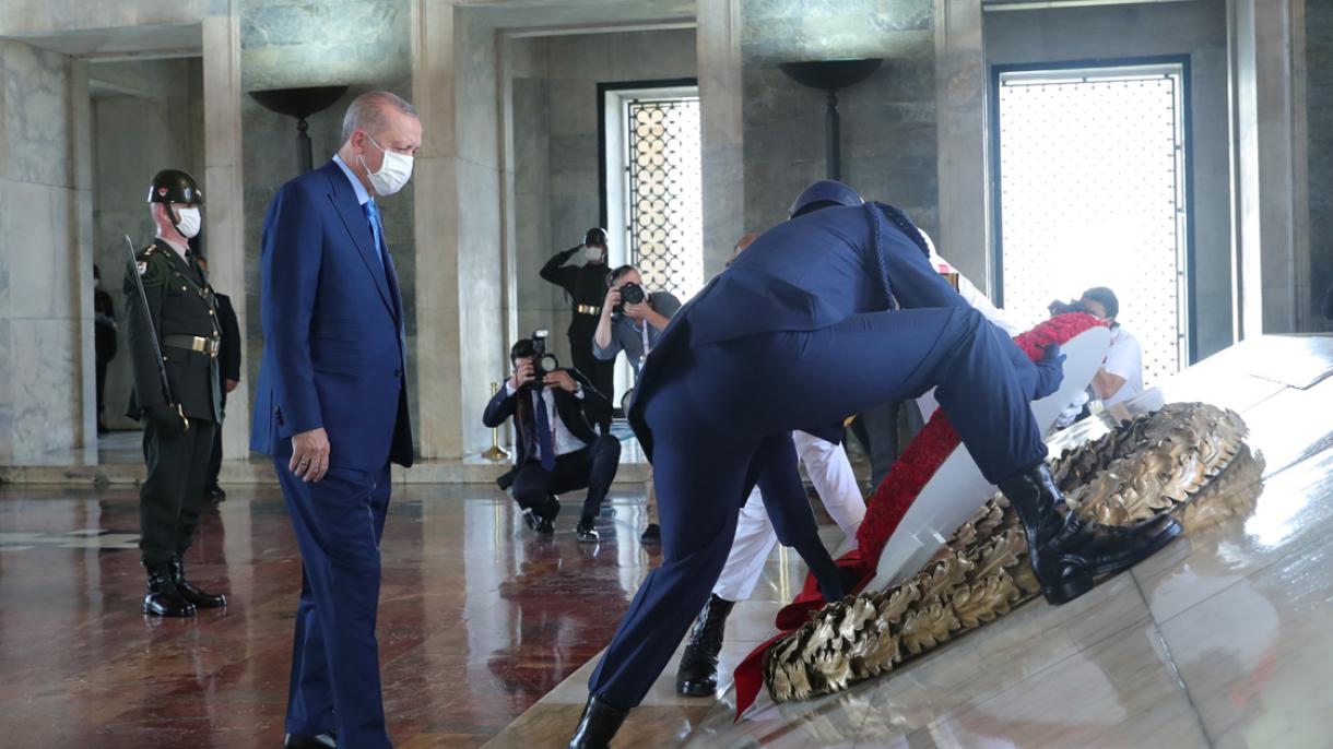 Erdoğan ve YAŞ üyeleri Anıtkabir-i ziyaret etti.jpg