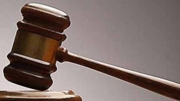 Keşiş miqrantlar üçün toplanan pulları qumarda uduzdu