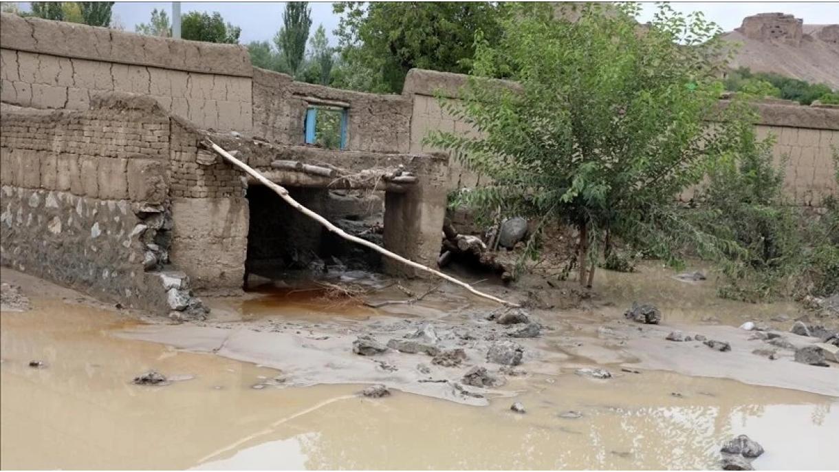 در اثر جاری شدن سیل درولایت غور افغانستان حدود 6 تن جان باختند
