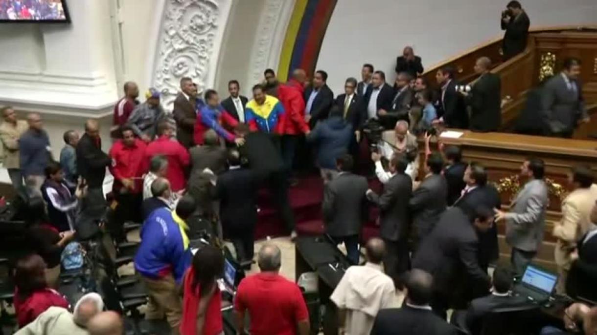 Chavismo y oposición se acusan de ser golpistas con un diálogo en puertas