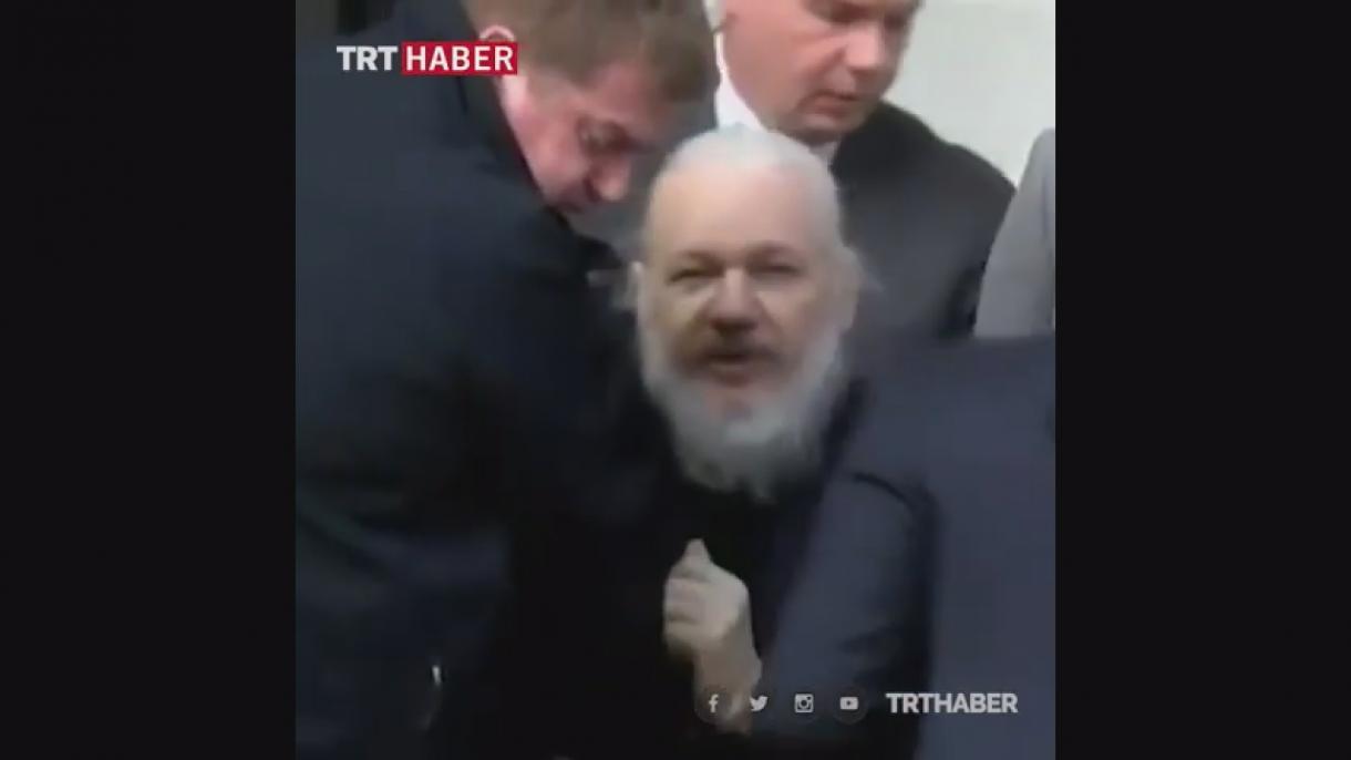 Видео снимка од апсењето на Џулијан Асанж во Лондон