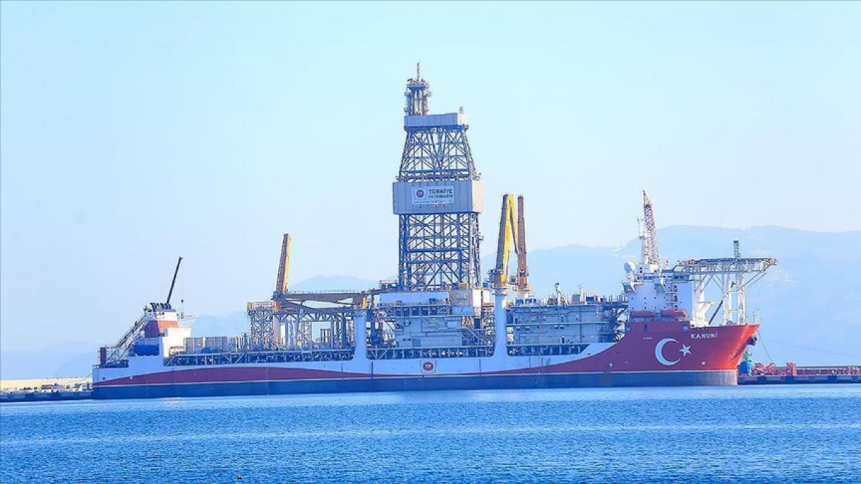 トルコ第3の掘削船「カーヌーニー」 黒海に船出