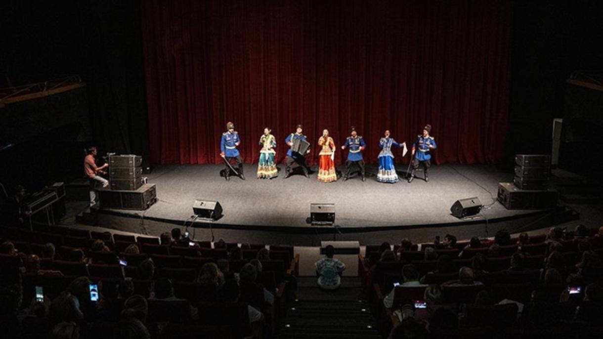 El grupo folclórico ruso Lubo-Milo dio un concierto en Istanbul