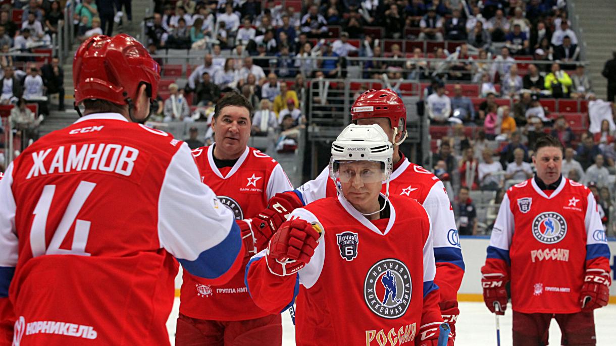 俄罗斯总统普京在冰球比赛中摔倒