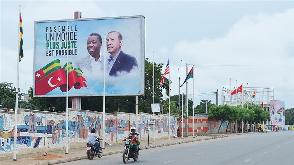 Togo başqalasında Törkiyä bayraqları êlende
