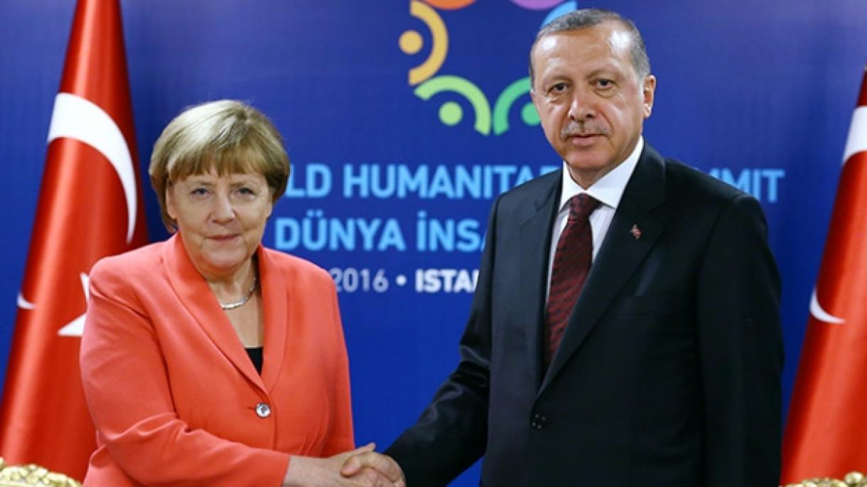 Merkellel tárgyalt Erdoğan