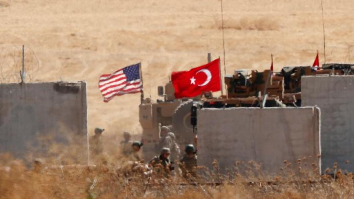 Os soldados turcos e americanos realizam análises na fronteira com a Síria