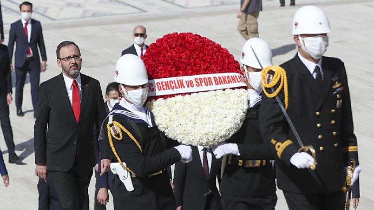 Ministri Kasapoglu vizitoi Mauzoleun e Atatrkut me rastin e Javës së Rinisë