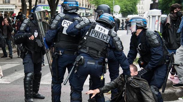 Interrogación policial en contra de la violencia de policía en Francia durante las manifestaciones