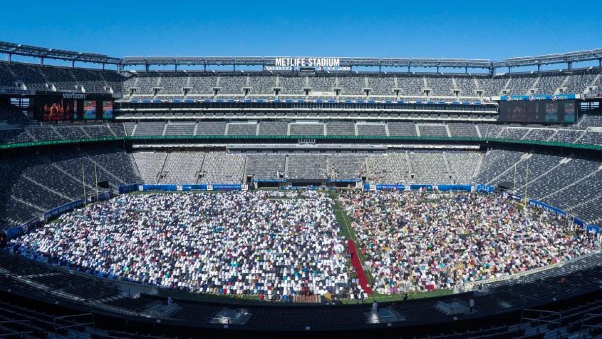 SAD: Muslimani bajram-namaz klanjali na stadionu MetLife