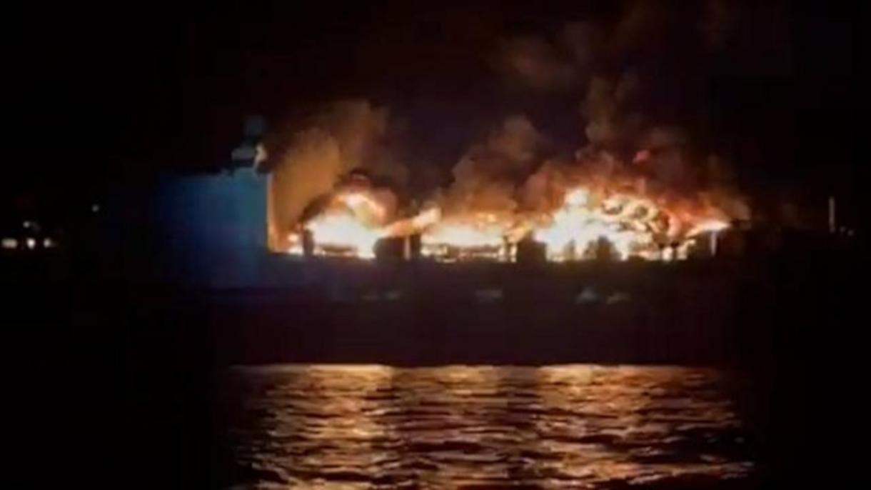 Пожар на ферибот край гръцкия о-в Корфу