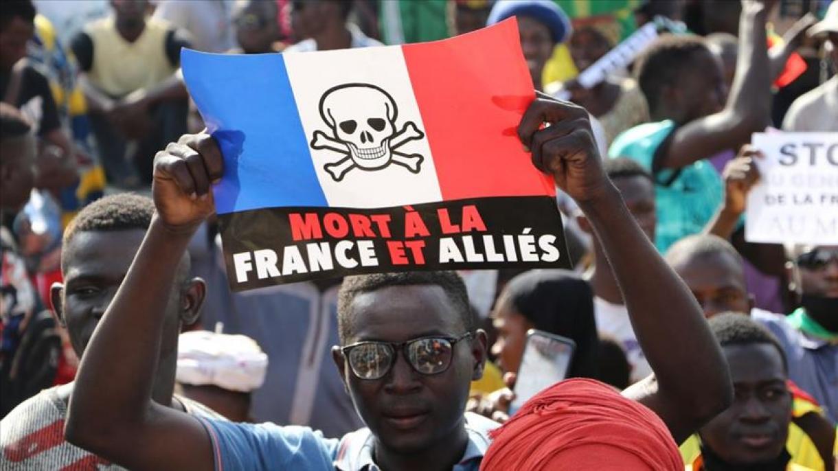 Protestations au Mali contre la présence militaire française