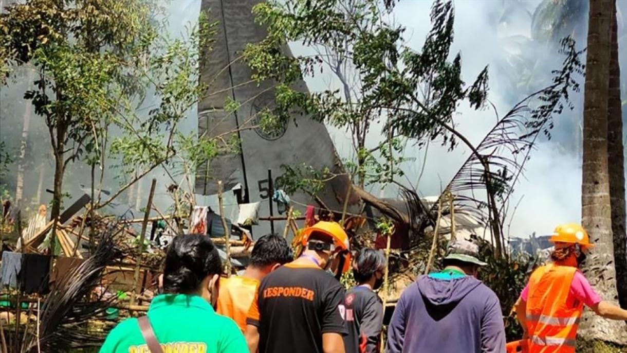 O número de mortos em acidente de avião militar filipino sobe para 50