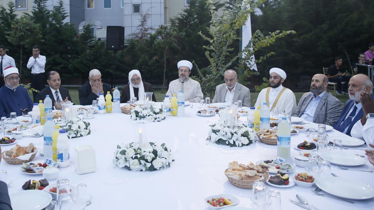 在土耳其的伊斯兰移民学者一同开斋