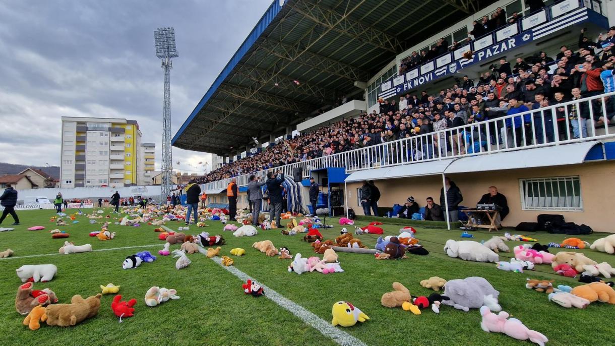 塞尔维亚足球赛为受灾儿童募集玩具