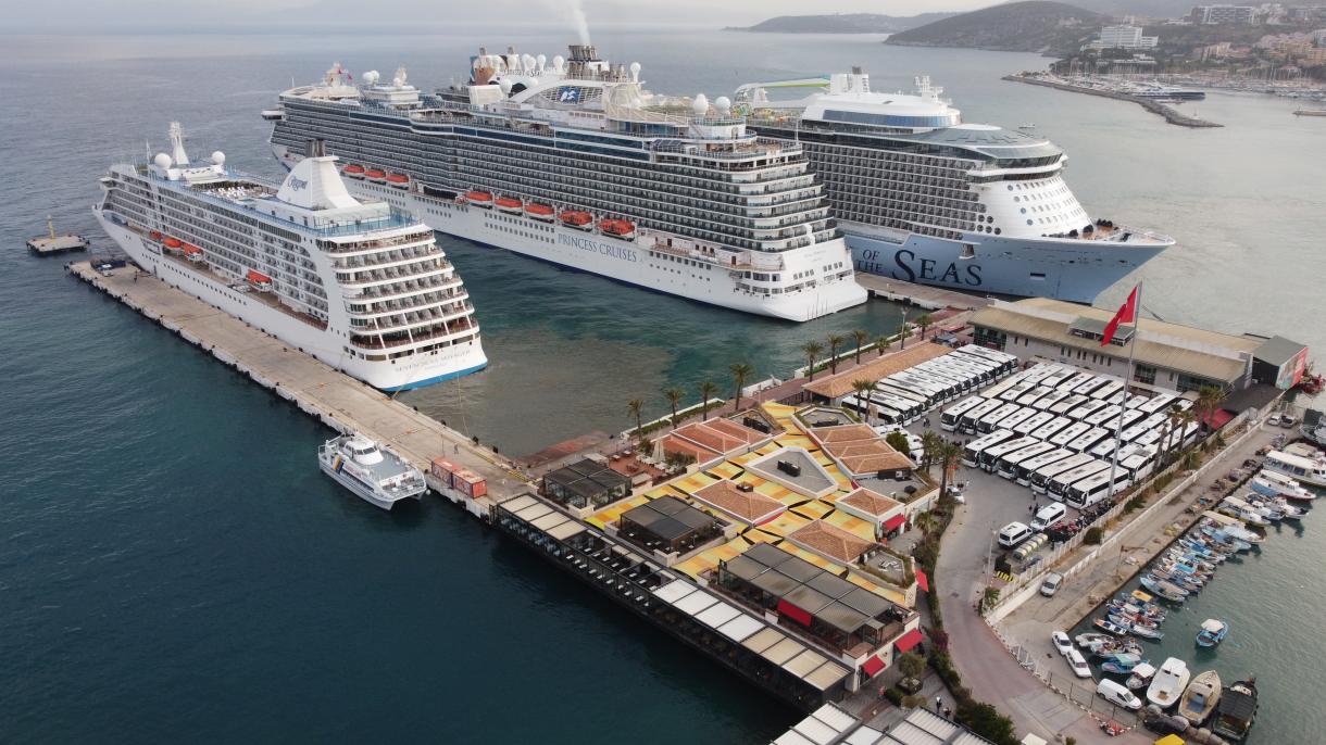 巨型豪华游轮 Odyssey of the Seas 抵达旅游胜地库萨达斯
