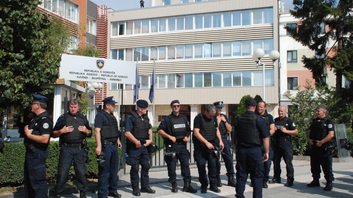 Prishtinë - Përfundoi e qetë protesta e opozitarëve para Kuvendit