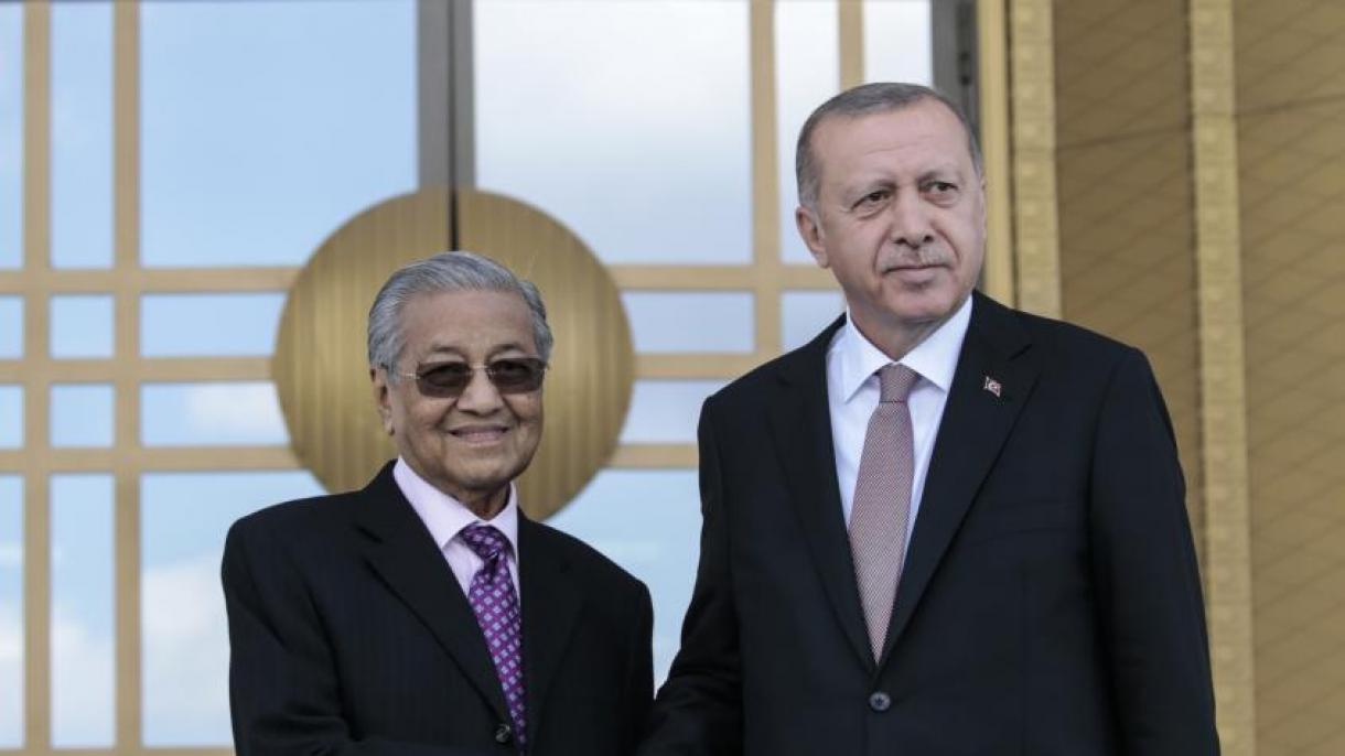 Ərdoğan Malaziyanın baş nazirini rəsmi mərasimlə qarşıladı.
