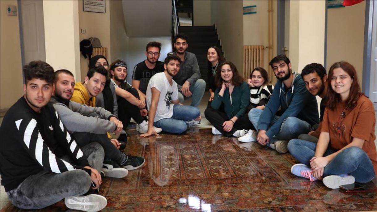 Estudantes da Turquia replicam o primeiro tapete turco conhecido na história
