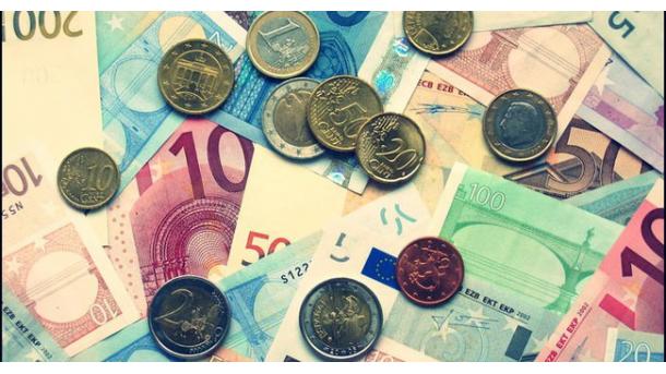 Sterlina sotto 1,32 dollari, prima volta in 31 anni, cede 2,5% su euro
