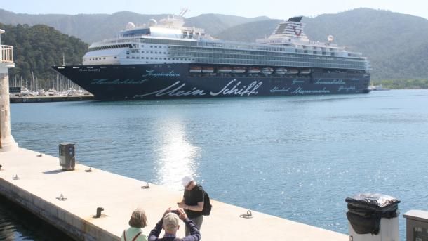 ‘‘Mein Schiff 2’’ adlı kruiz gәmisi Marmarisdә lövbәr salıb