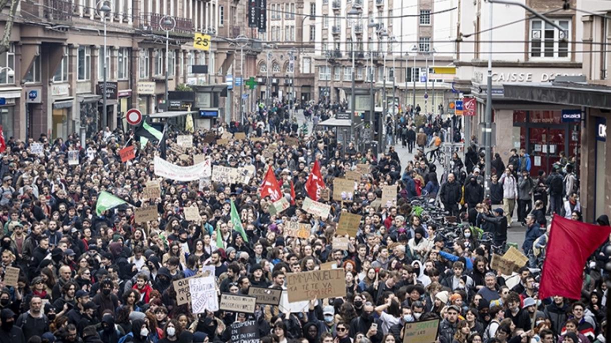 Franciaországban több szektor is sztrájkba kezdett a vitatott nyugdíjreform ellen