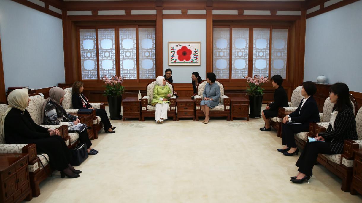 土韩两国第一夫人举行会晤